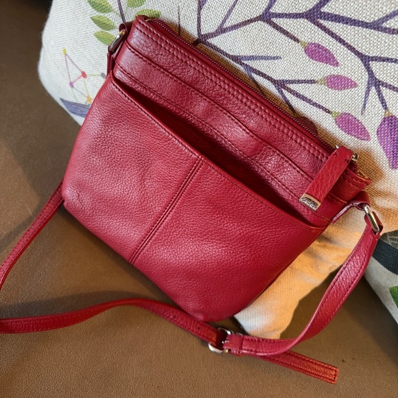 🛍 Calvin Klein Red Crossbody Bag Like New 🛍 - Picture 4 of 10